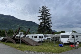 Une dizaine de caravanes sont installées près du Centre de formation pour requérants d'asile à Vétroz